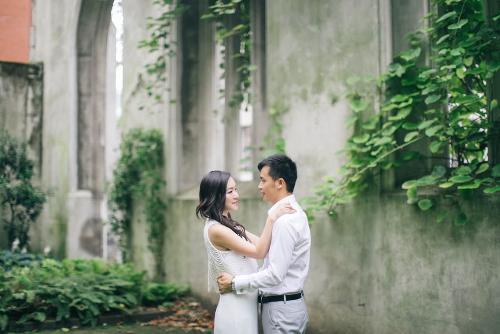 nicholas-lau-photo-photography-St-Dunstan-in-the-East-church-cathedral-london-landmark-engagement-chinese-couple-photoshoot-borough-market-rabot-cafe-coffee-date-chocolate-foodie-stone-wall-ivy