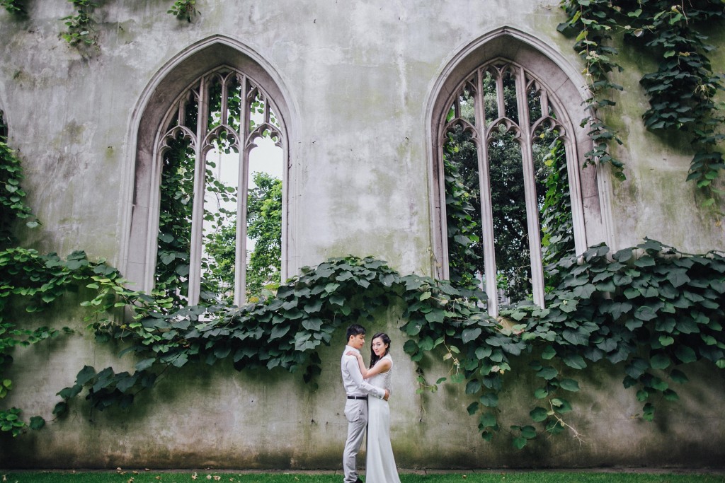 nicholas-lau-photo-photography-St-Dunstan-in-the-East-church-cathedral-london-landmark-engagement-chinese-couple-photoshoot-foodie-stone-wall-arches-ivy