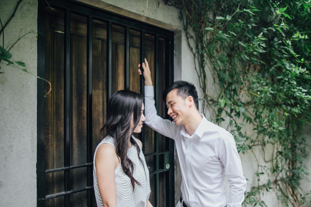 nicholas-lau-photo-photography-St-Dunstan-in-the-East-church-cathedral-london-landmark-engagement-chinese-couple-photoshoot-joking-charming-laughter