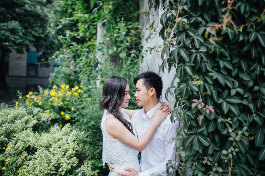 nicholas-lau-photo-photography-St-Dunstan-in-the-East-church-cathedral-london-landmark-engagement-chinese-couple-photoshoot-kiss-garden-plants