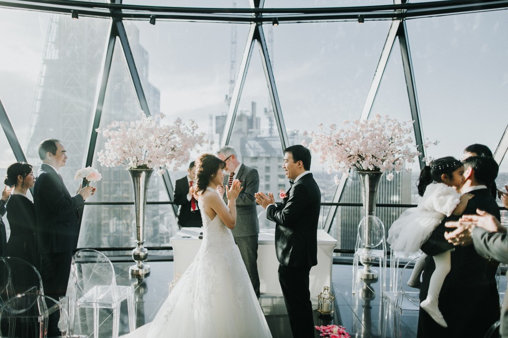 nicholas-lau-photo-photography-london-wedding-photographer-visions-vietamese-modern-luxury-city-wedding-gherkin-roof-top-deck-16