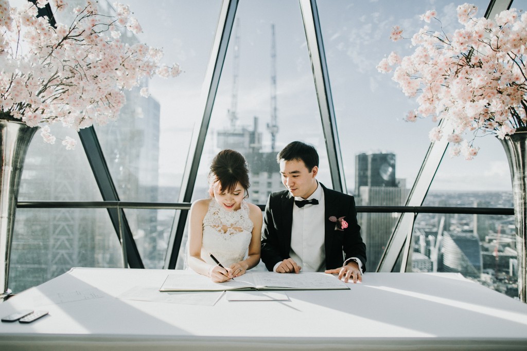 nicholas-lau-photo-photography-london-wedding-photographer-visions-vietamese-modern-luxury-city-wedding-gherkin-roof-top-deck-17
